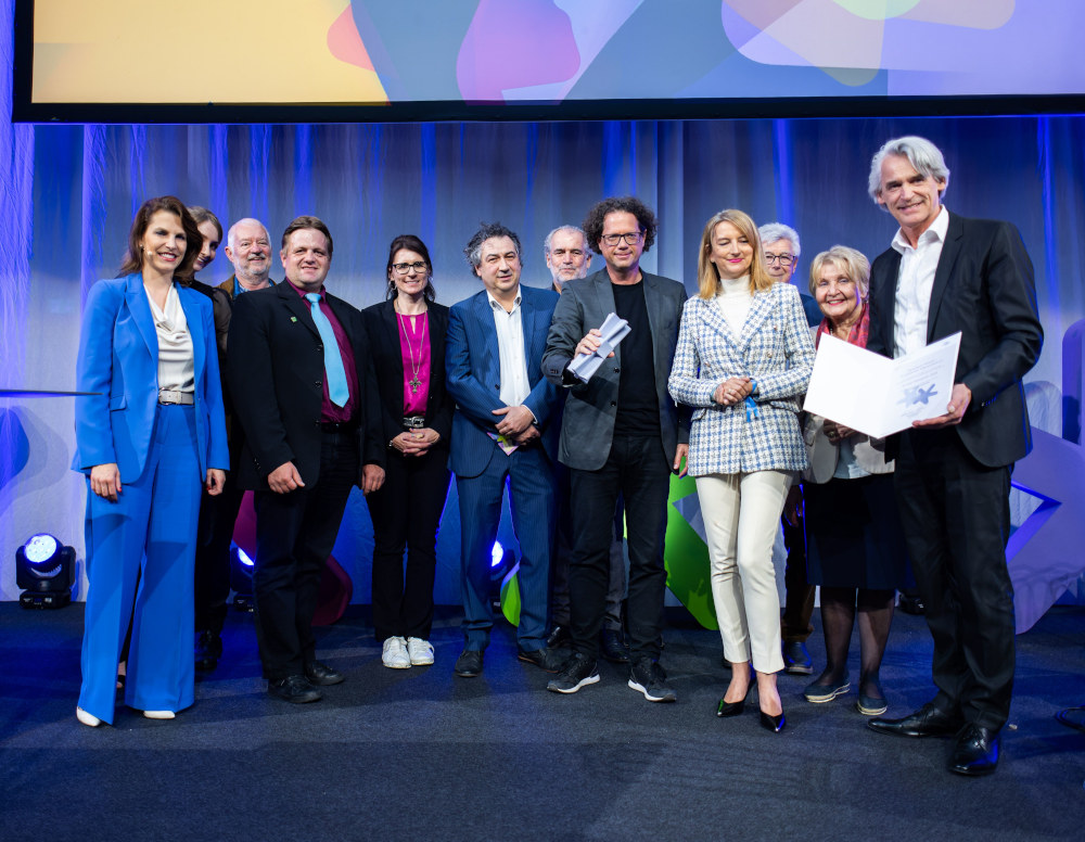 Europaministerin Karoline Edtstadler (links im Bild) mit der Preisträgerinnen und Preisträgern des Europa-Staatspreises 2024 in der Kategorie "Europa in der Gemeinde"