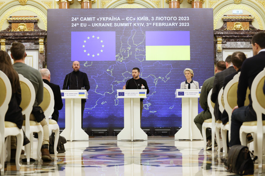 Der ukrainische Präsident Wolodymyr Selensky hält eine Rede am EU-Ukraine Gipfel
