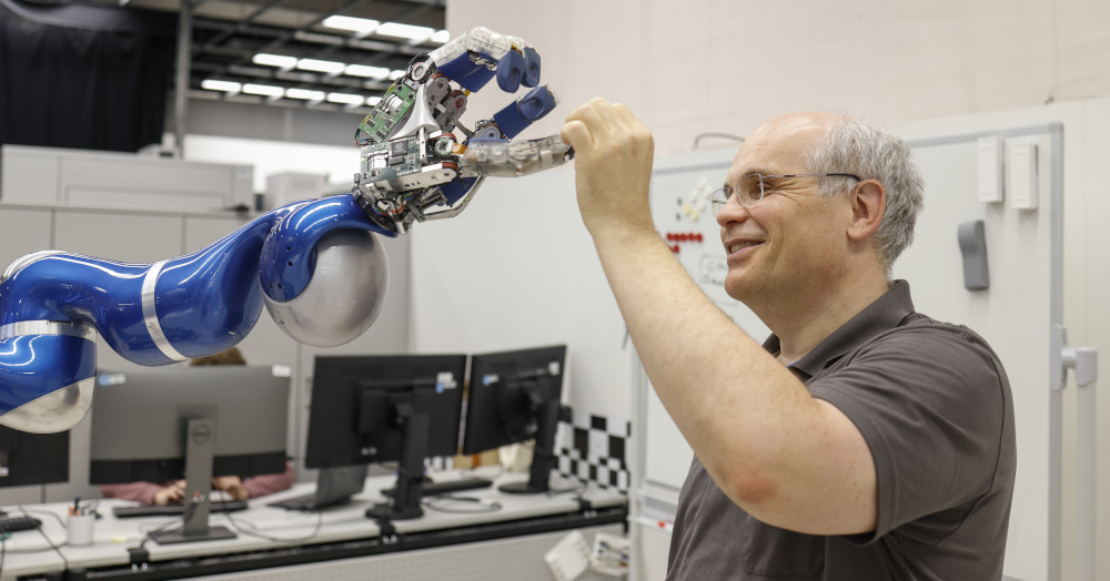 Berthold Bäuml mit dem humanoiden Roboter Agile Justin