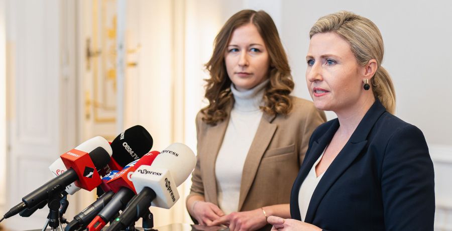 Am 21. Februar 2024 gab Bundesministerin Susanne Raab (r.) gemeinsam mit Staatssekretärin Claudia Plakolm (l.) eine Pressekonferenz zum Thema Kinderschutz.