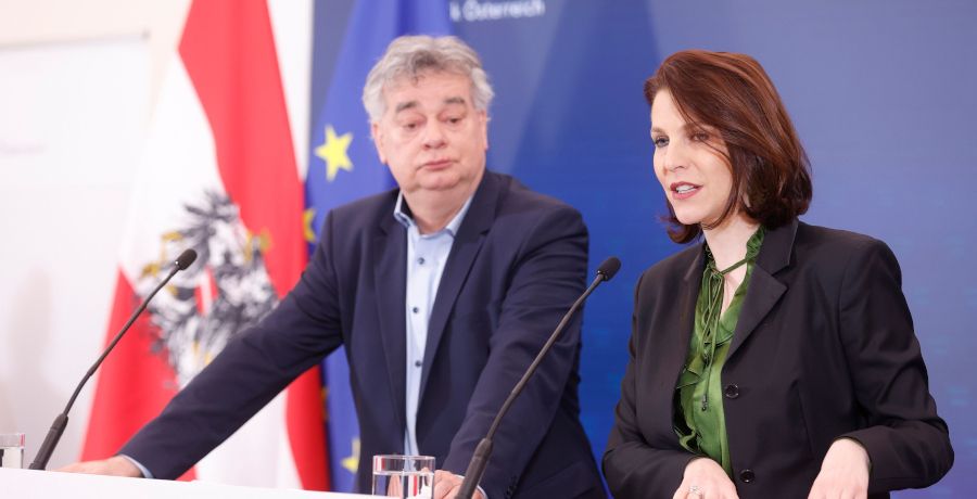 Am 31. Jänner 2024 nahmen Bundesministerin Karoline Edtstadler (r.) und Vizekanzler Werner Kogler (l.) am Pressefoyer nach dem Ministerrat teil.