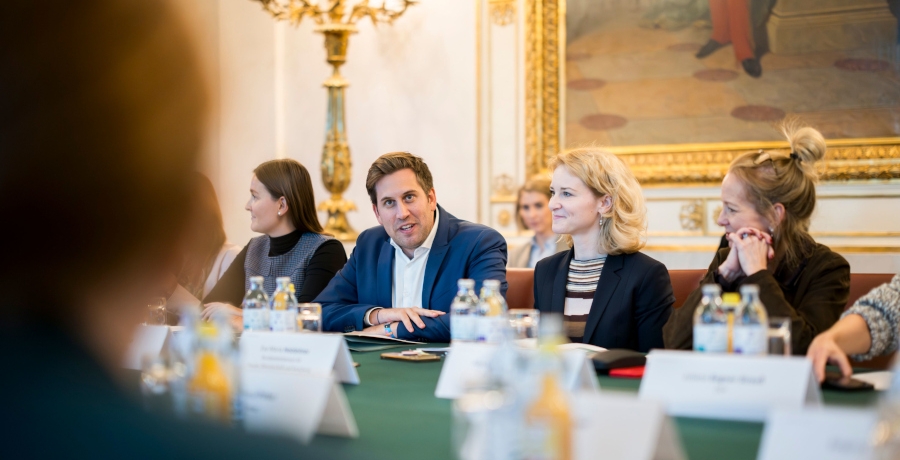 Am 29. Oktober 2025 lud Staatssekretär Alexander Pröll (m.l.) gemeinsam mit Bundesministerin Eva-Maria Holzleitner (m.r.) zu einem Roundtable zum Thema „She goes AI“.