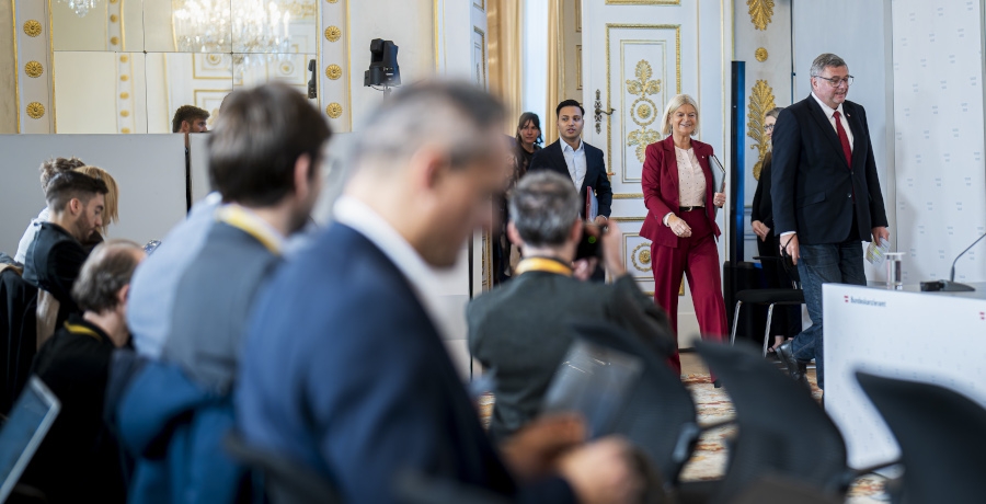 Yannick Shetty, Klaudia Tanner, Jörg Leichtfried vor Journalistinnen und Journalisten