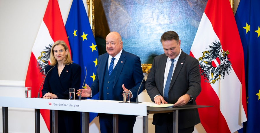 Bundeskanzler Christian Stocker, Vizekanzler Andreas Babler und Bundesministerin Beate Meinl-Reisinger bei einem Doorstep