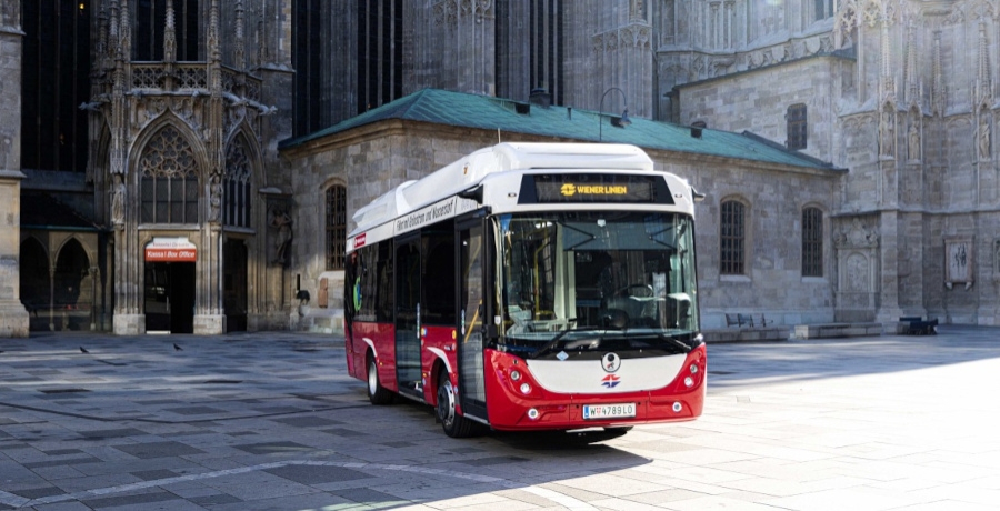 Ein Wasserstoff-E-Bus der Wiener Linien steht vor dem Stephansdom