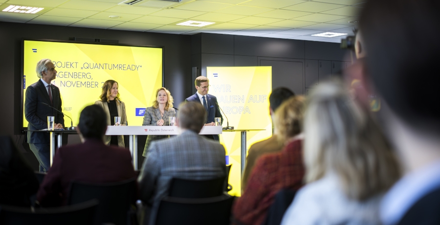 Bundesministerin Claudia Plakolm und Bundesministerin Eva-Maria Holzleitner bei der einer Pressekonferenz