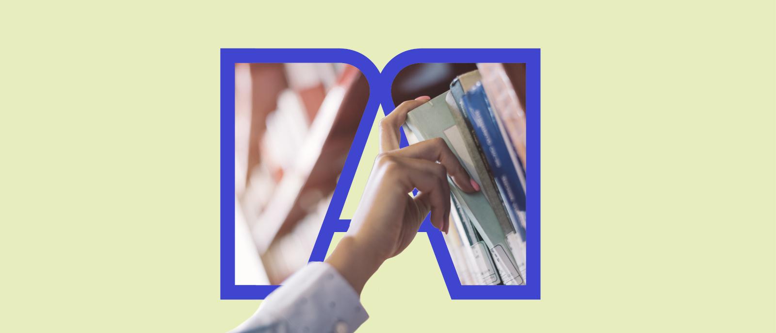 Eine Person nimmt ein Buch aus einem Bücherregal