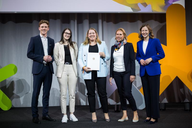 Foto: Preisträgerinnen des Europa-Staatspreis 2025 in der Kategorie "Europa erklären" mit Bundesministerin Claudia Plakolm