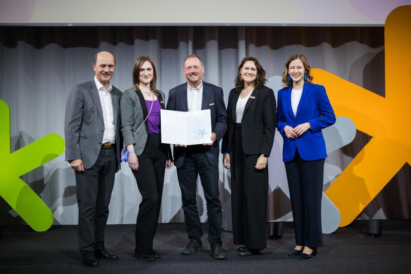 Foto: Preisträgerin und Preisträger des Europa-Staatspreis 2025 in der Kategorie "Europa in der Region" mit Bundesministerin Claudia Plakolm