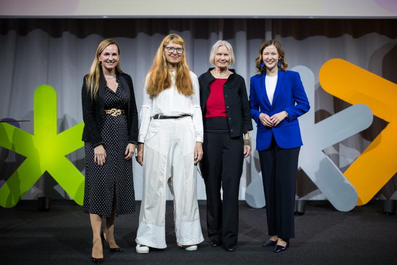 Foto: Preisträgerin des Europa-Staatspreis 2025 in der Kategorie "Europa in Kunst & Kultur" mit Bundesministerin Claudia Plakolm