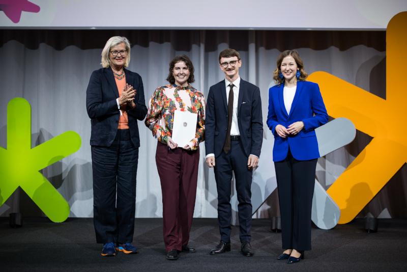 Foto: Preisträgerin und Preisträger des Europa-Staatspreis 2025 in der Kategorie "Grenzenloses Europa" mit Bundesministerin Claudia Plakolm