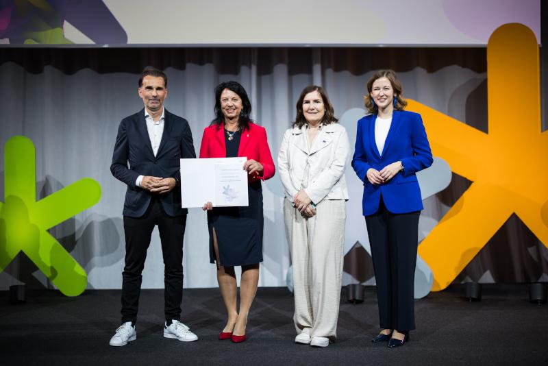 Foto: Preisträgerin des Europa-Staatspreis 2025 in der Kategorie "Innovatives Europa" mit Bundesministerin Claudia Plakolm