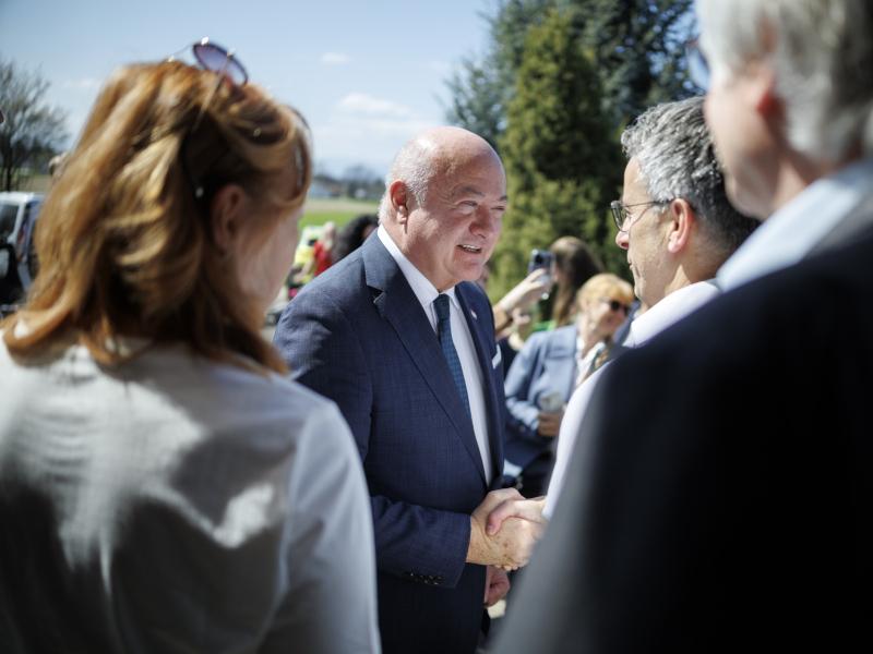 Foto: Bundeskanzler Christian Stocker bei einem Handshake mit Bürgerinnen und Bürgern