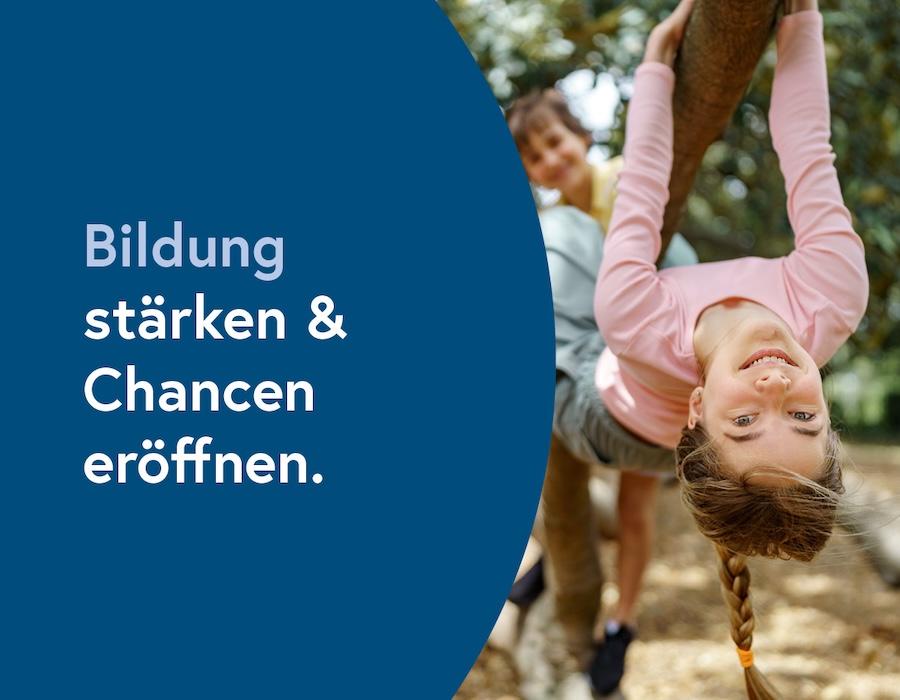 Zwei Kinder klettern auf einem Ast.