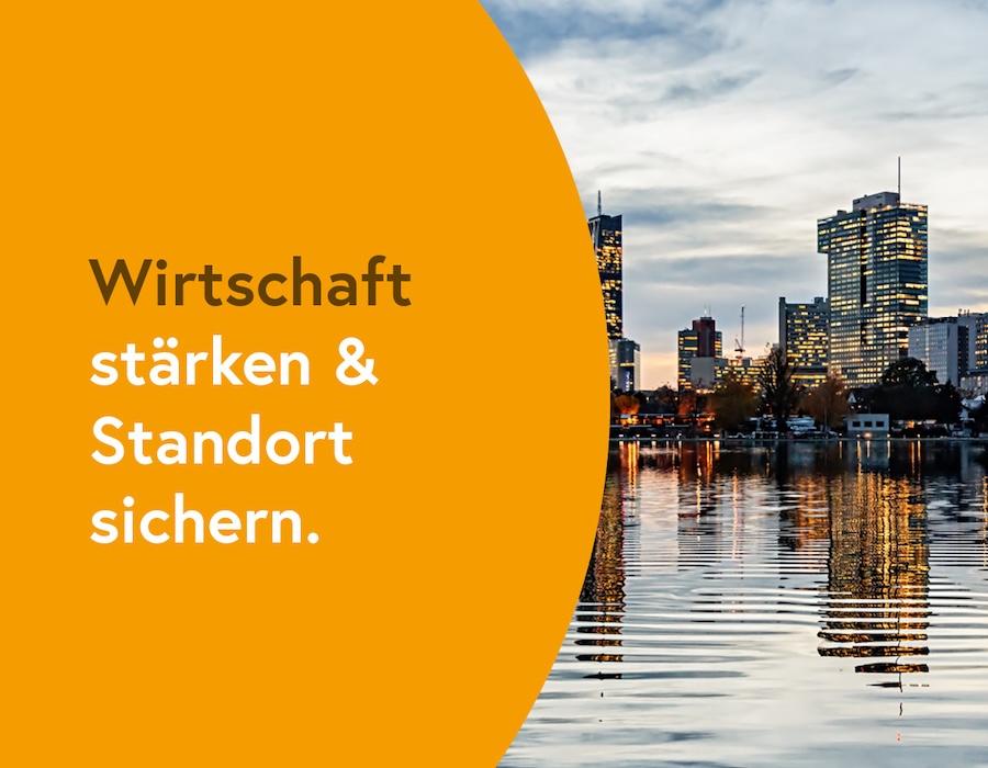 Gewässer mit Hochhäusern im Hintergrund.