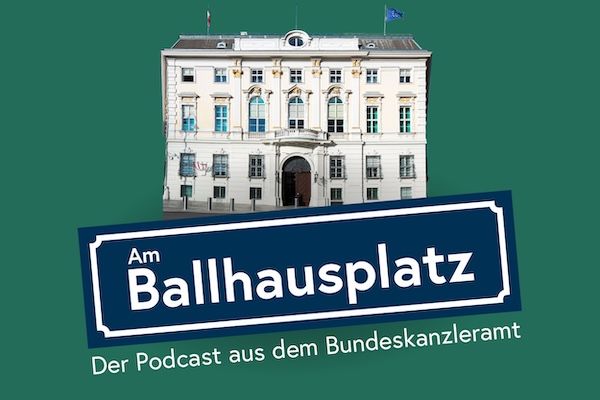 Sujet mit Frontalansicht Bundeskanzleramt und Hausschild "Am Ballhausplatz"