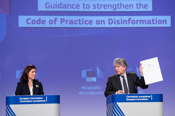 Kommissions-Vizepräsidentin für Werte und Transparenz Věra Jourová, EU-Kommissar für Binnenmarkt und Dienstleistungen Thierry Breton