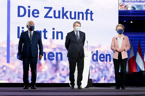 Präsident Frankreichs Emmanuel Macron, Premierminister von Portugal Antonio Costa, Mitglied des Europäischen Parlaments David Sassoli, Präsidentin der Europäischen Kommission Ursula von der Leyen