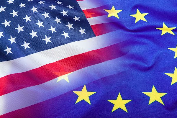 Flaggen der USA und der Europäischen Union