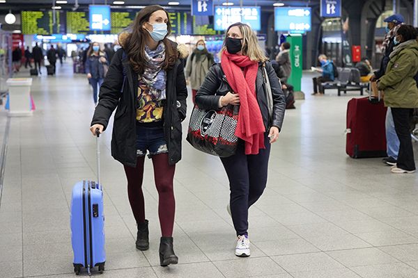 Zwei Frauen auf einem Bahnhof