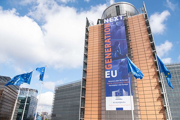 The banner "Recovery Plan for Europe" on the front of the Berlaymont building
