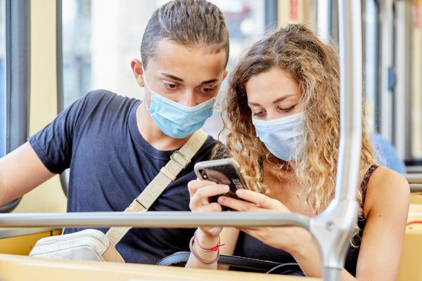 Junge Leute mit Masken