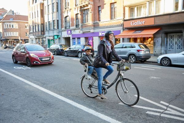 Radfahrerin mit ihrem Kind