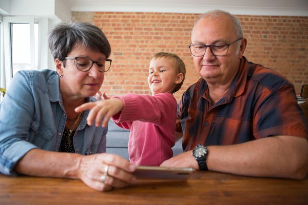 Großeltern mit ihrem Enkelsohn