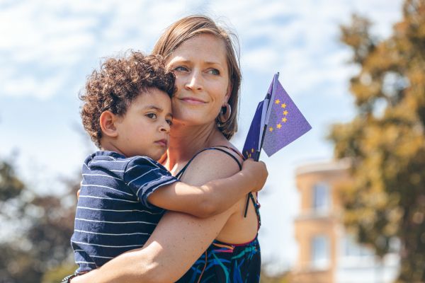 Mutter mit ihrem Kind im Arm