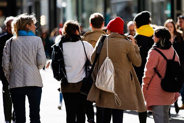 Leute gehen spazieren