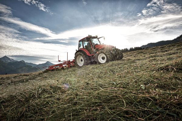 Heuwendung mit dem Kreiselzettwender
