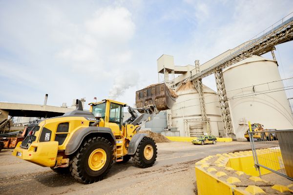 Radlader verarbeitet Holzabfall