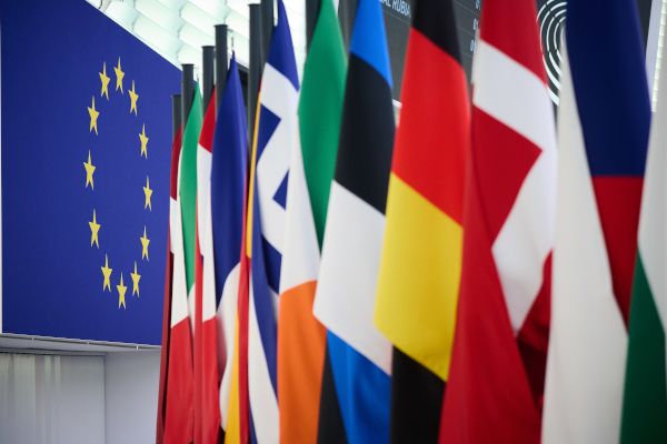 Flagge der Europäischen Union und verschiedene Flaggen von Europäischen Ländern