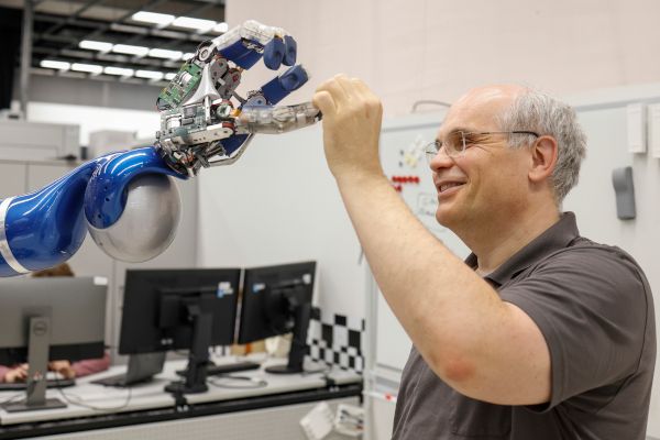 Berthold Bäuml mit dem humanoiden Roboter Agile Justin