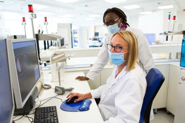 Mitarbeiterinnen des Brussels Academic Hospital Laboratory