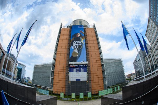 NextGenerationEU-Banner auf dem Berlaymont Gebäude