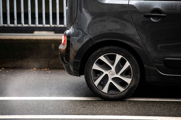 schwarzes Auto mit CO2-Abgasen