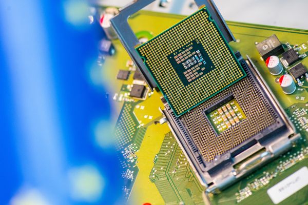 Ein Microchip vor der Flagge der Europäischen Union