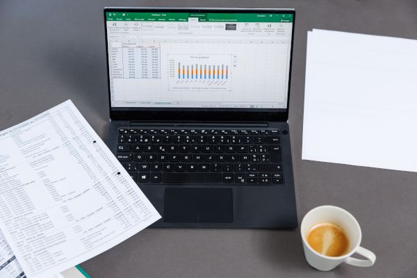 Symbolbild: offener Laptop mit Statistiken
