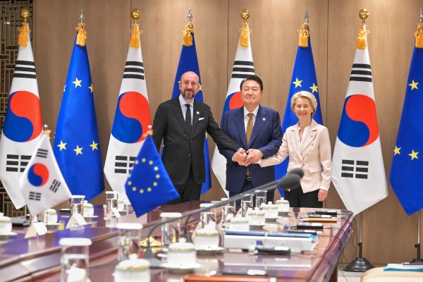 Charles Michel, Yoon Suk Yeol und Ursula von der Leyen von Links nach rechts