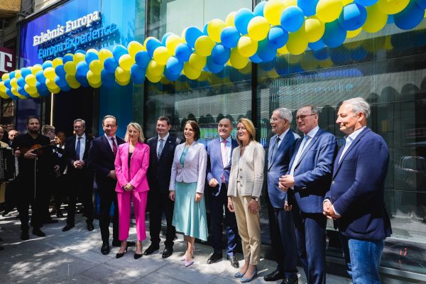 Am 26. Mai 2023 nahm Bundesministerin Karoline Edtstadler (6.v.r.) an der Eröffnung des Besucherzentrums des Europäischen Parlaments „Erlebnis Europa“ teil. Im Bild mit Bundespräsident Alexander van der Bellen (3.v.r.), der Präsidentin des Europäischen Parlaments Roberta Metsola (4.v.r.).