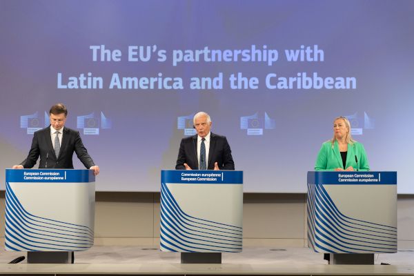 V.l.n.r.: Valdis Dombrovskis, Josep Borrell Fontelles und Jutta Urpilainen