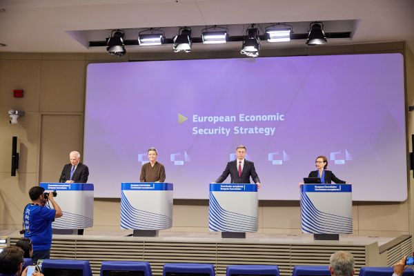 V.l.n.r.: Josep Borrell Fontelles, Margrethe Vestager, Valdis Dombrovskis und Dana Spinant