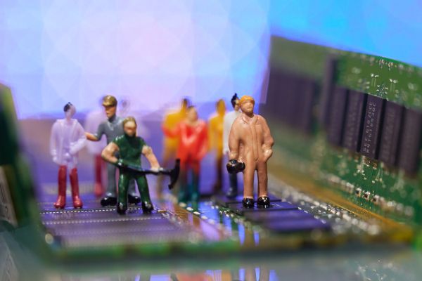 Computerteile und Miniaturfiguren