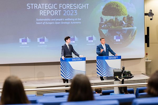 Maroš Šefčovič, on the right, and Daniel Ferrie, Spokesperson of the European Commission for Banking and Financial Services, Taxation and Customs, EU-UK Agreements, Foresight and Interinstitutional relations, Democracy and Demography