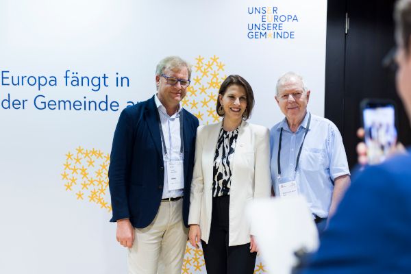 Bundesministerin Edtstadler und zwei weitere Personen werden fotografiert