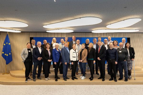 Gruppenfoto Europa-Gemeinderätinnen und Europa-Gemeinderäte in Brüssel