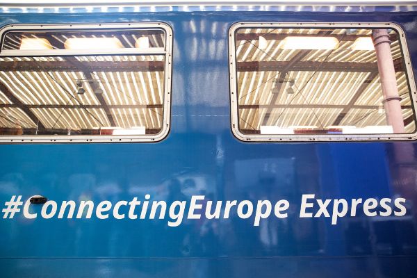 Abbildung: Ein blauer Eisenbahnwagen mit der Aufschrift "#ConnectingEurope Express"