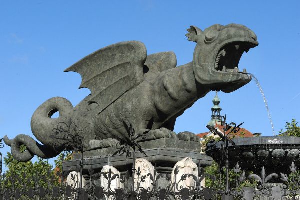 Lindwurm Klagenfurt: Zu sehen ist ein drachenartiges Fabelwesen (in Stein gemeißelt) auf einem Sockel