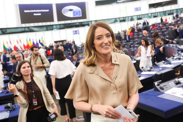 Roberta Metsola im Plenarsaal des EU-Parlaments - hinter ihr steht eine Fotografin mit Kamera
